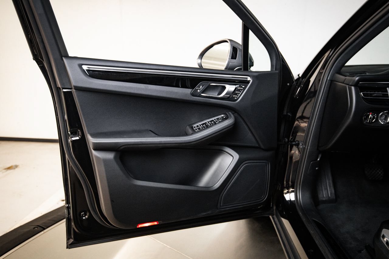 Certified 2023 Porsche Macan Turbo AWD/4WD image 23