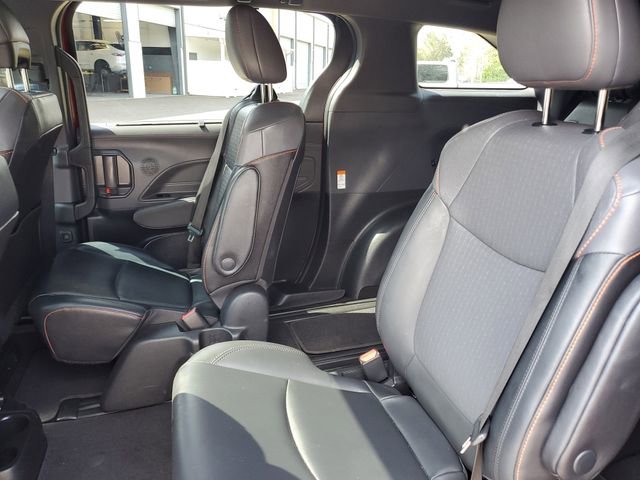 Used 2022 Toyota Sienna XSE image 9