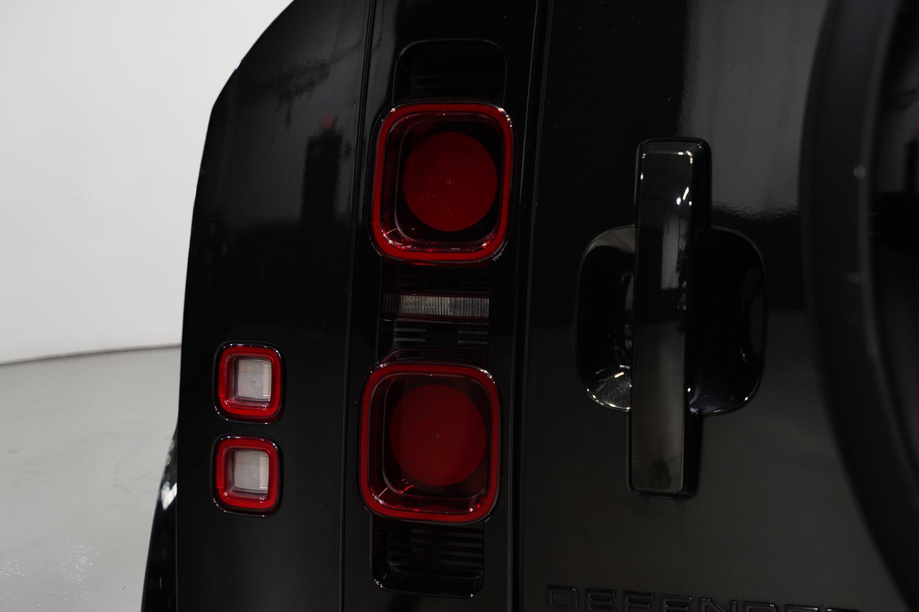 Used 2023 Land Rover Defender 110 X-Dynamic SE AWD/4WD image 10