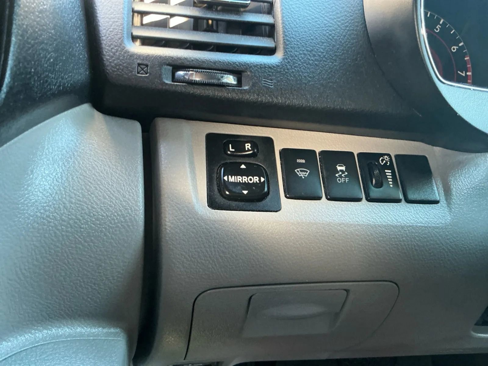 Used 2011 Toyota Highlander 4WD image 32