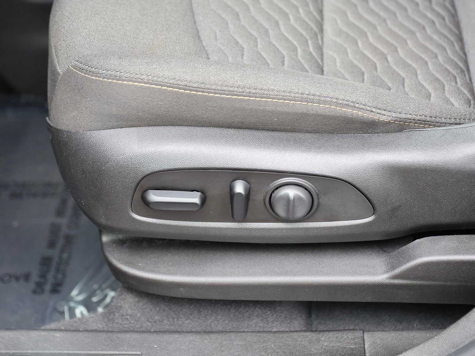 Used 2020 Chevrolet Equinox LT image 18