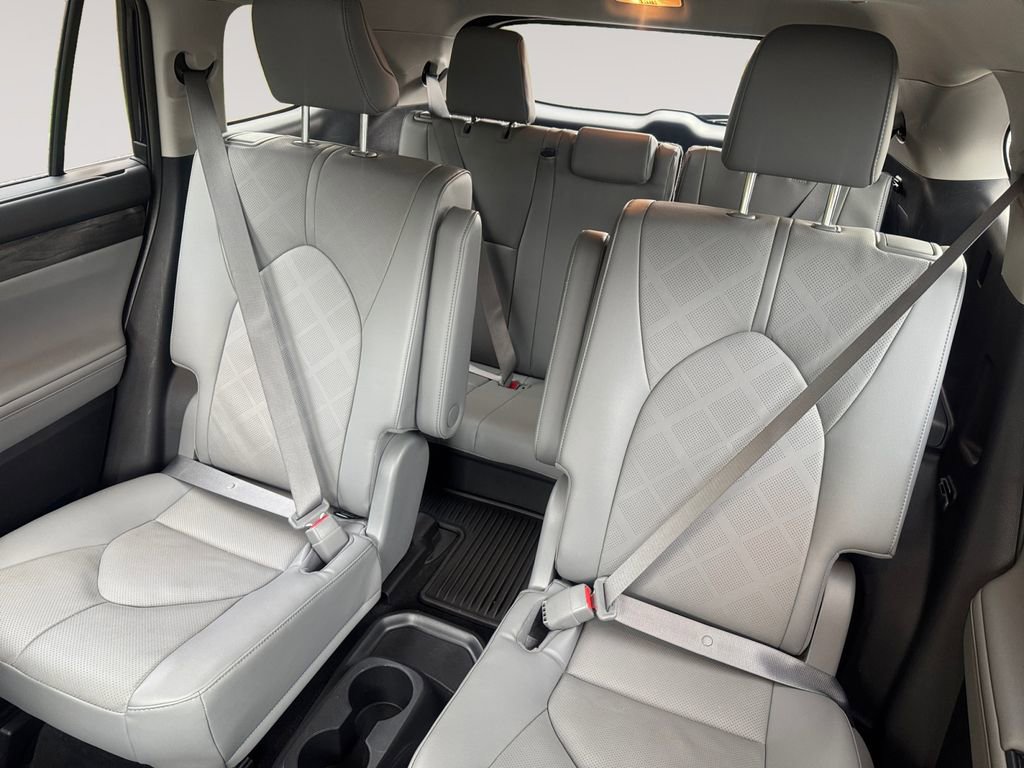 Used 2023 Toyota Highlander Platinum image 13