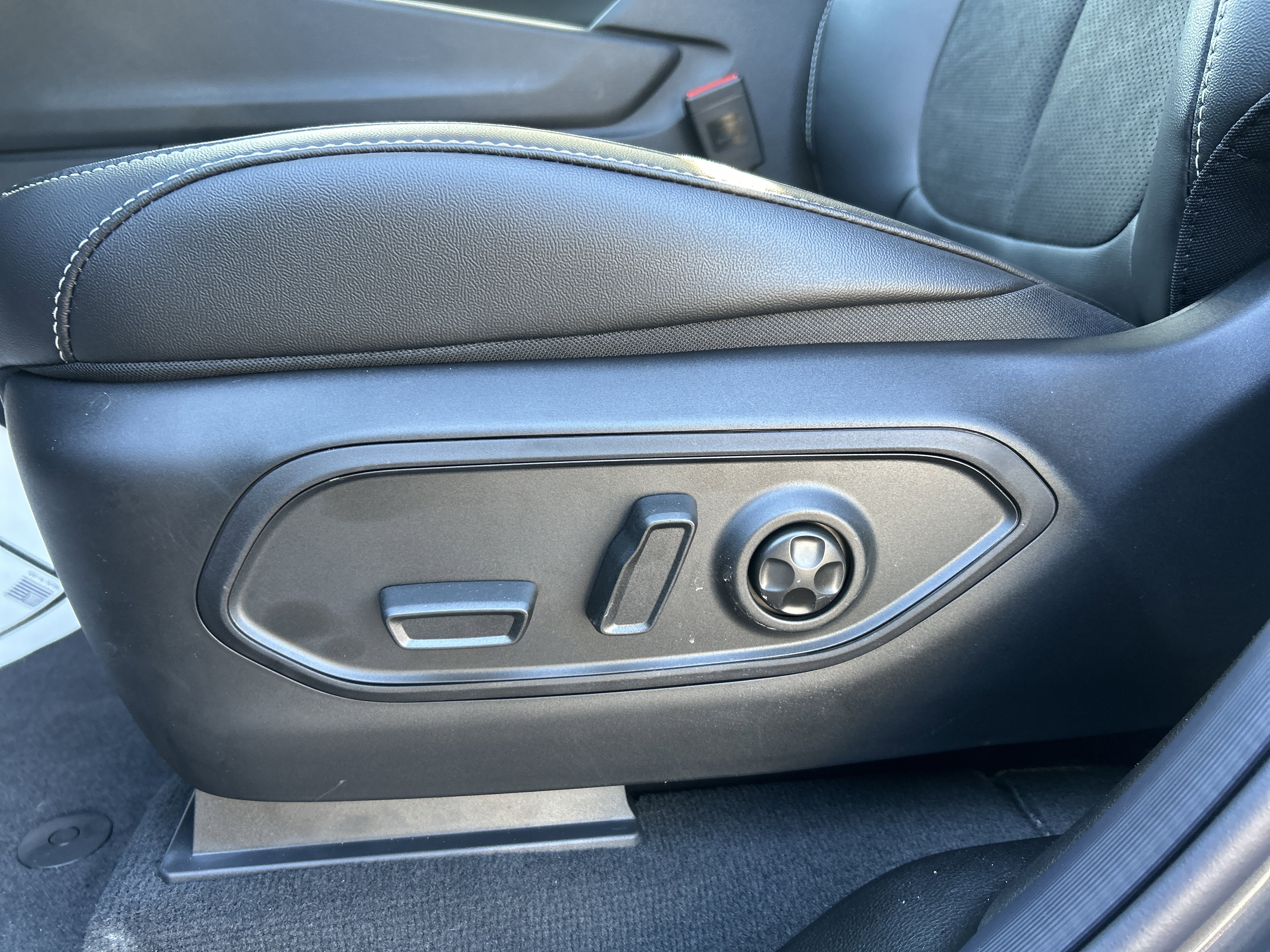 New 2025 Jeep Grand Cherokee Altitude image 16