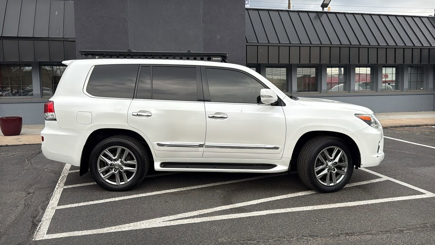 Used 2013 Lexus LX 570 4WD w/ Luxury Pkg image 2