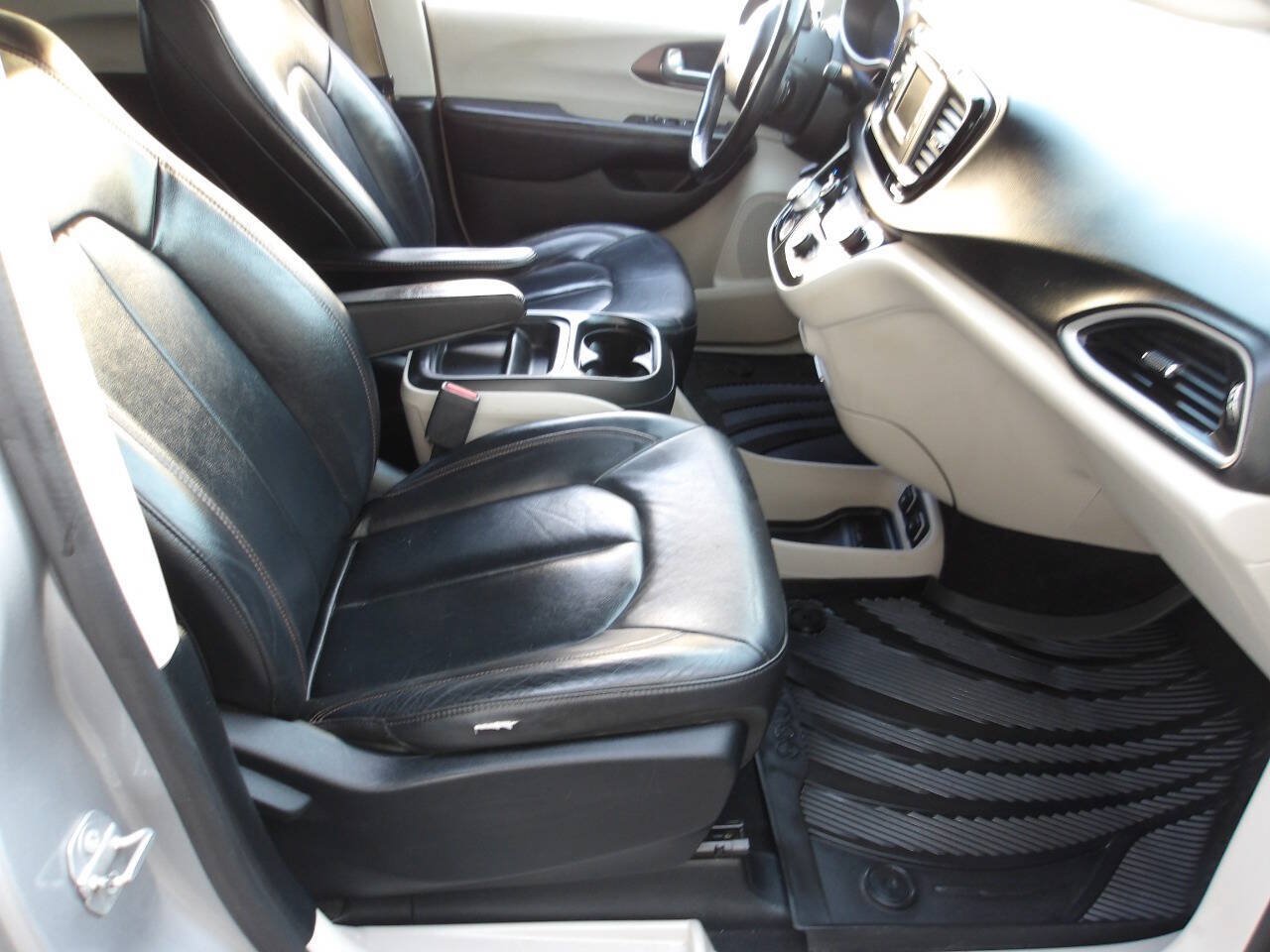 Used 2017 Chrysler Pacifica Touring-L FWD image 6