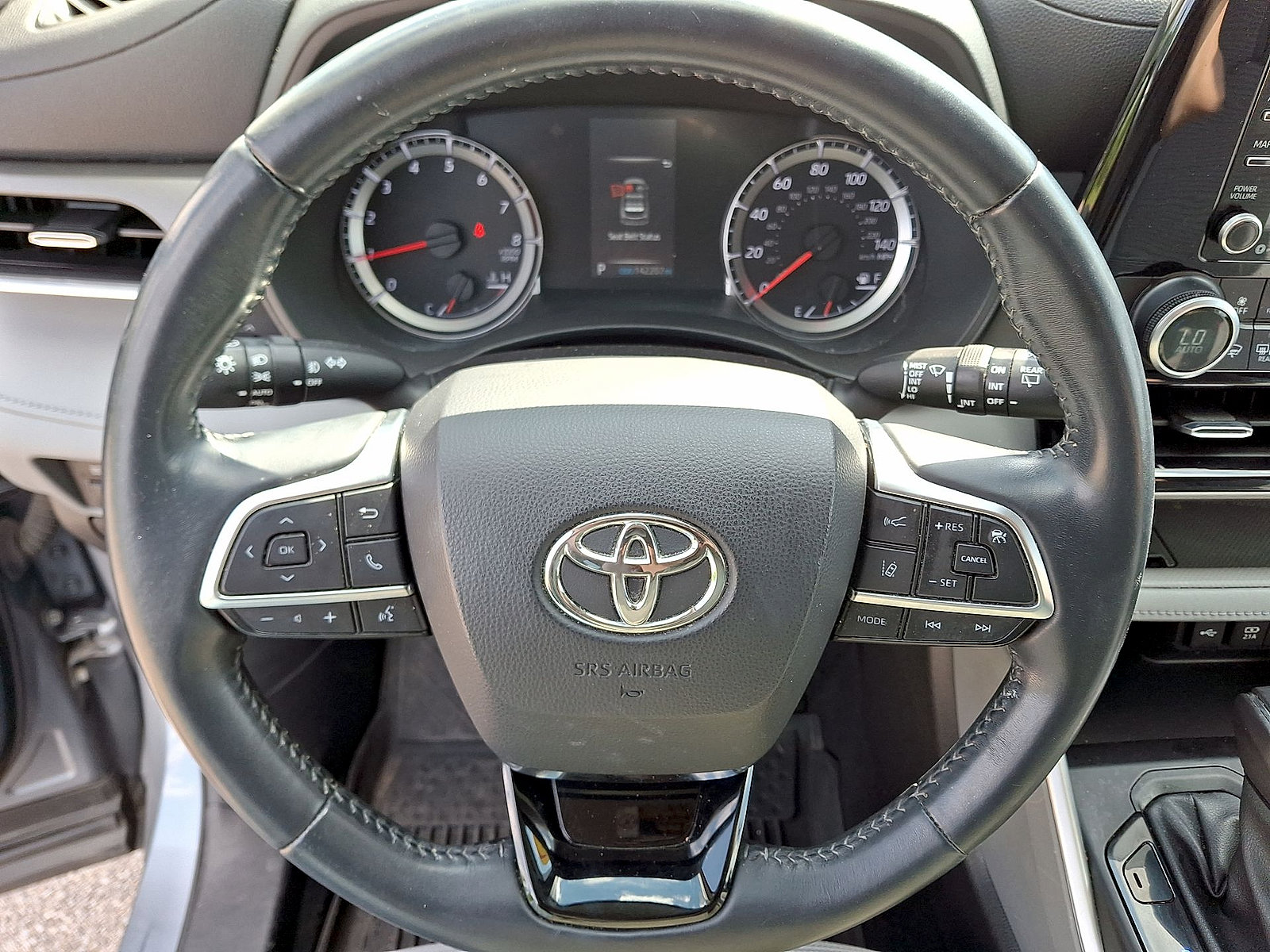 Used 2021 Toyota Highlander LE AWD/4WD image 16