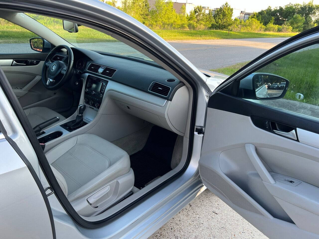 Used 2013 Volkswagen Passat TDI SE FWD image 23