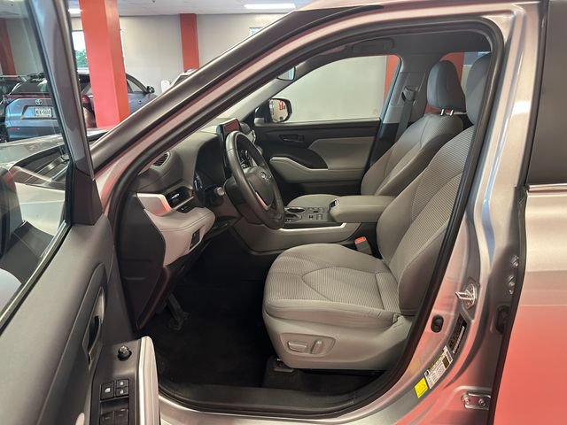 Used 2023 Toyota Highlander LE AWD/4WD image 10