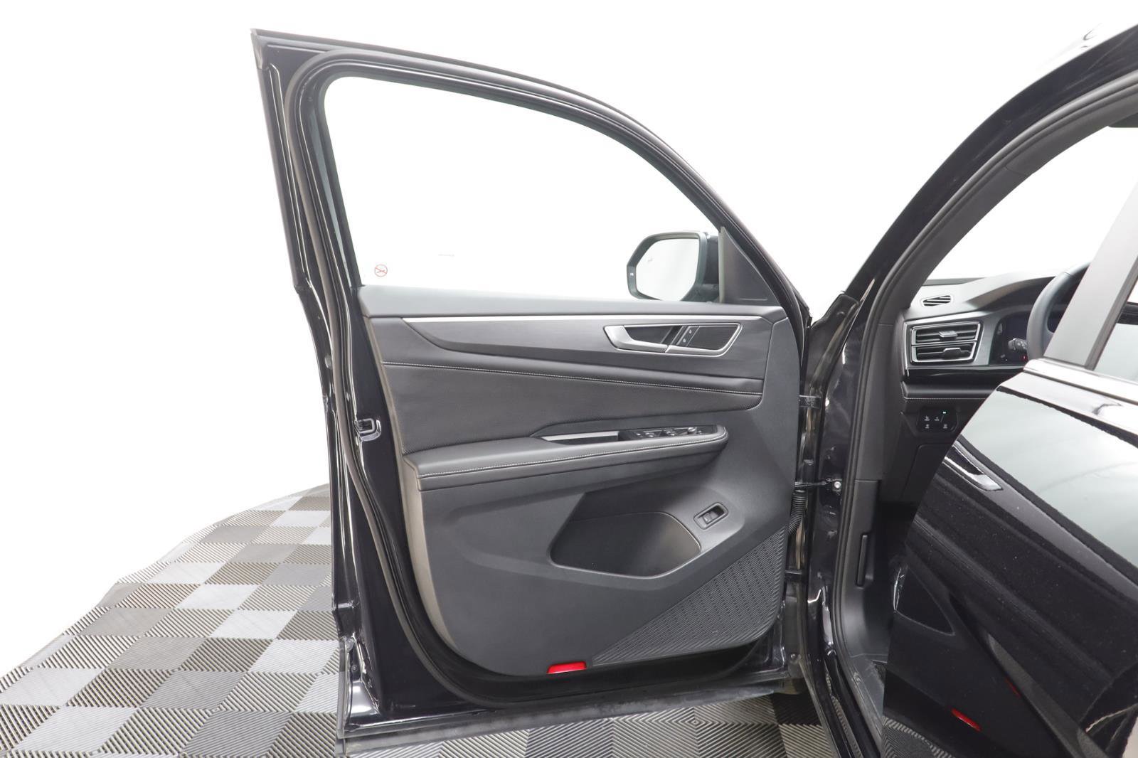 Used 2025 Volkswagen Atlas Cross Sport SE image 5