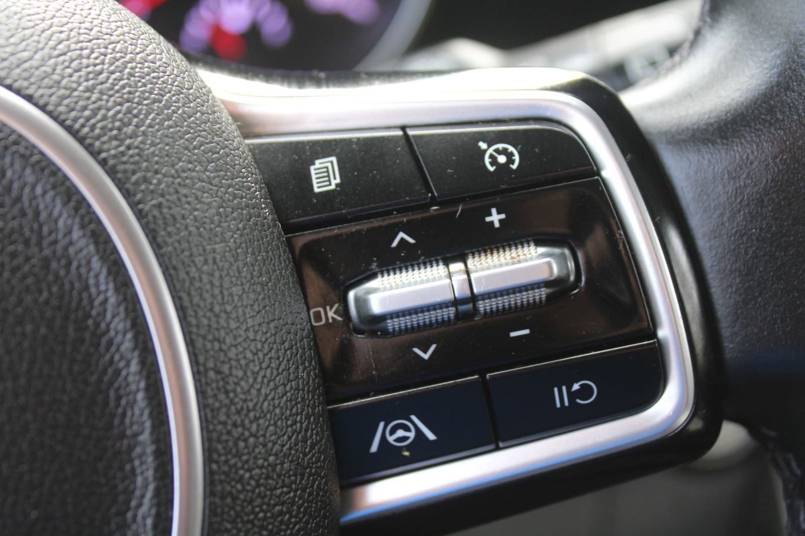 Used 2022 Kia Carnival LX image 37