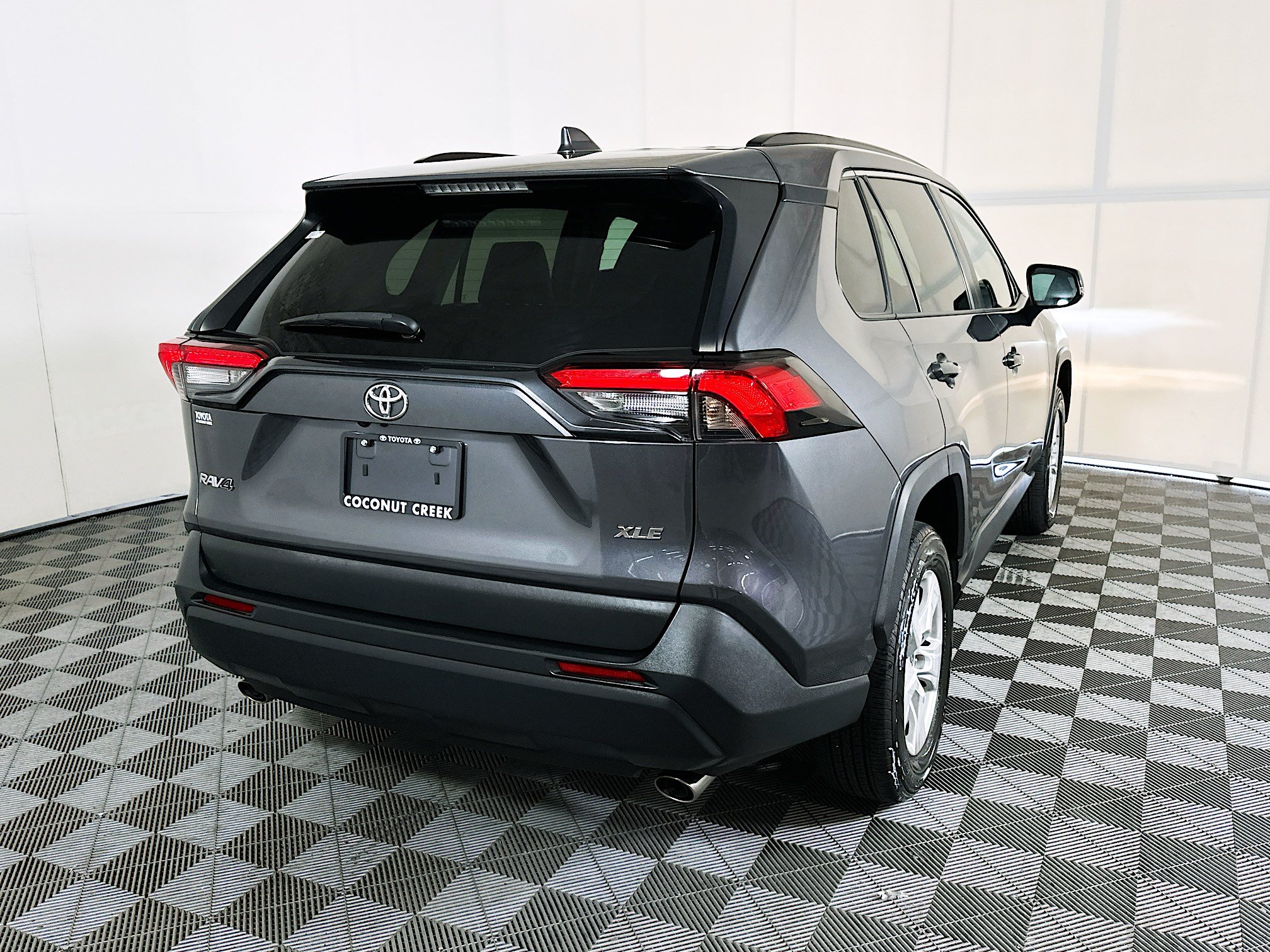 Used 2021 Toyota RAV4 XLE w/ Convenience Package FWD image 3