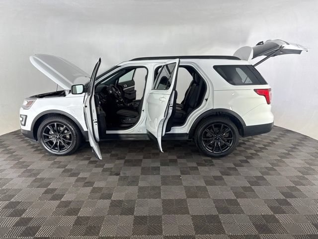Used 2017 Ford Explorer XLT w/ Equipment Group 202A AWD/4WD image 9