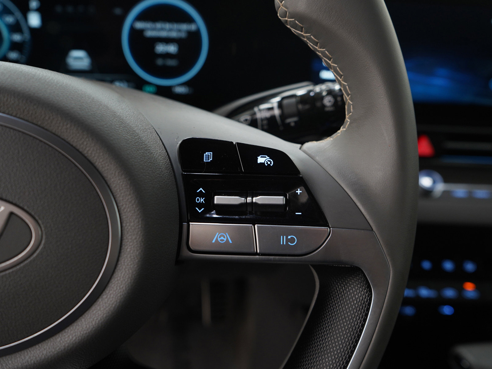 Used 2025 Hyundai Elantra SEL FWD image 25