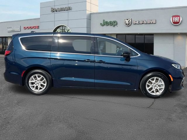 Used 2025 Chrysler Pacifica Select FWD image 8