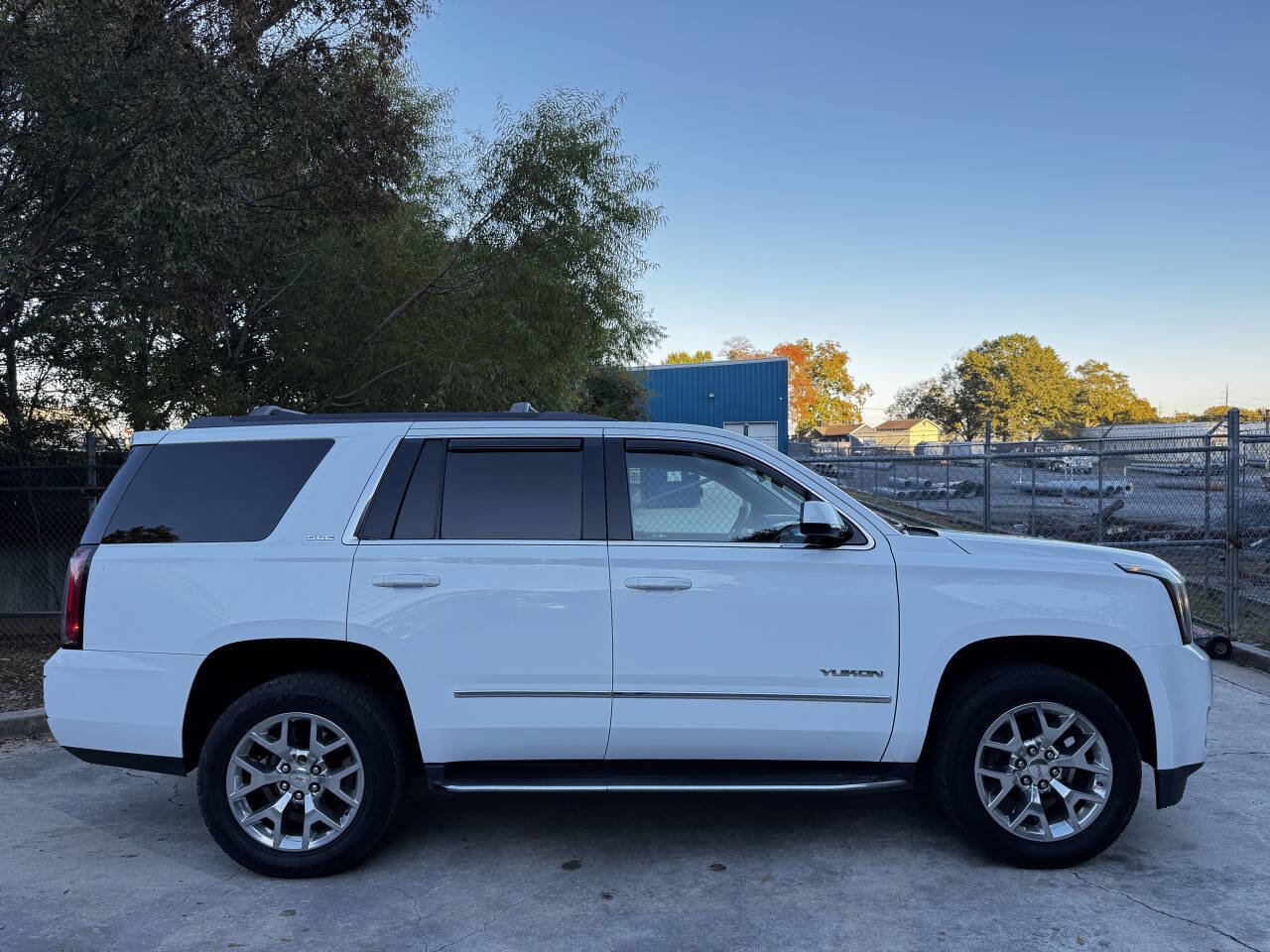 Used 2017 GMC Yukon SLE w/ SLE Value Package image 4