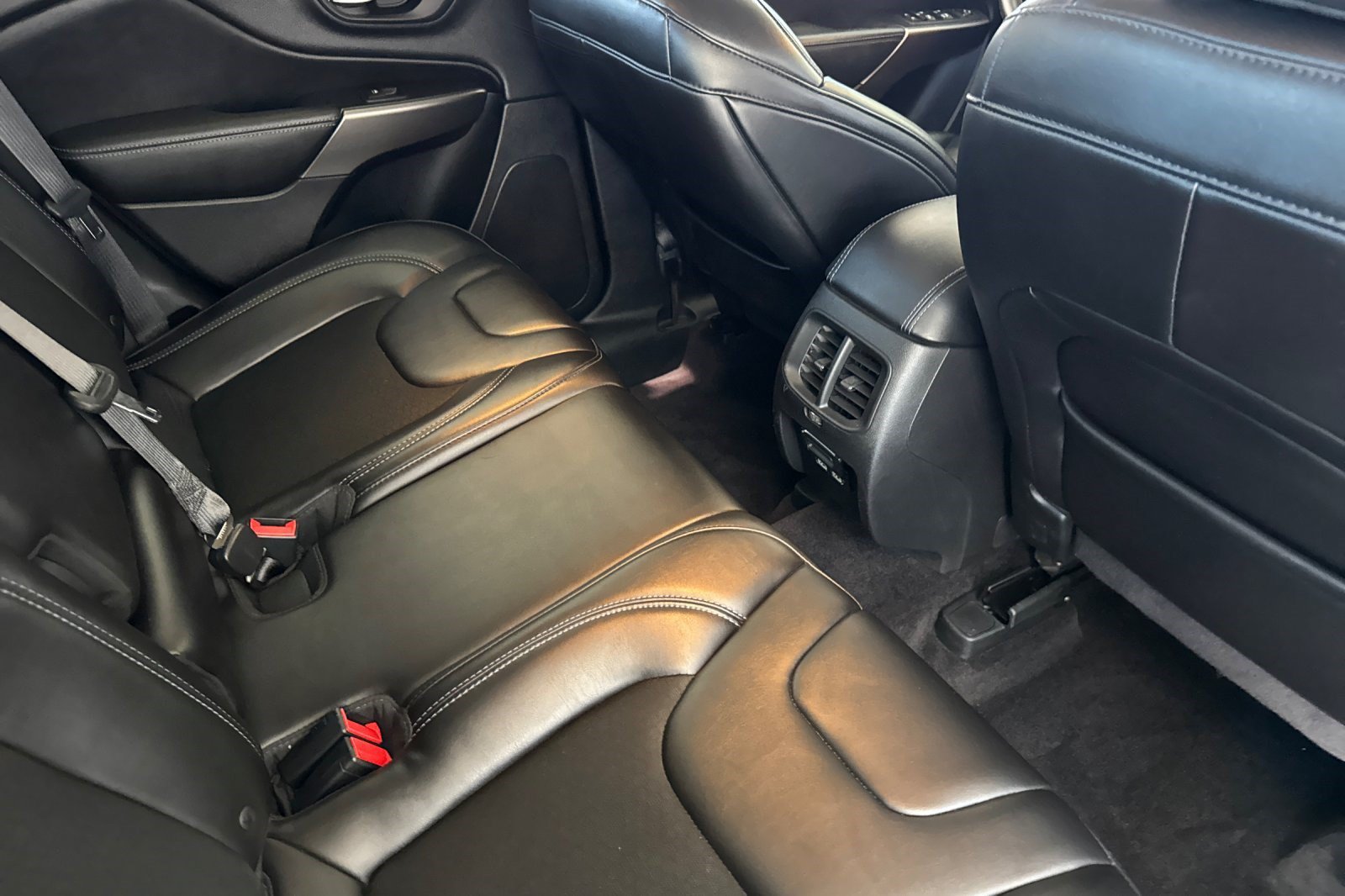 Used 2019 Jeep Cherokee Latitude Plus AWD/4WD image 33