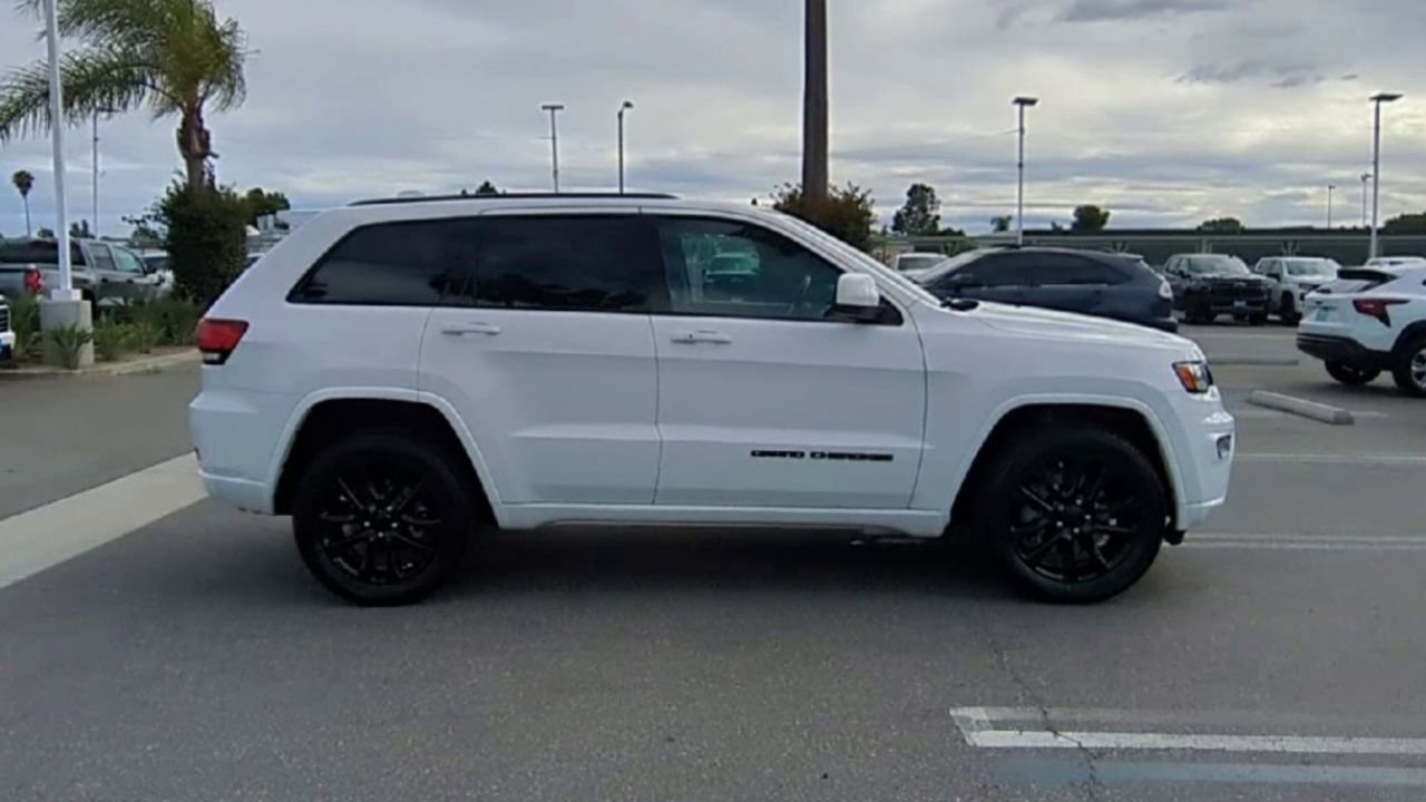 Used 2021 Jeep Grand Cherokee Laredo X AWD/4WD image 9