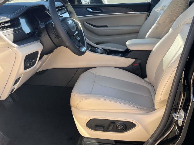 Used 2023 Jeep Grand Cherokee L Limited AWD/4WD image 13