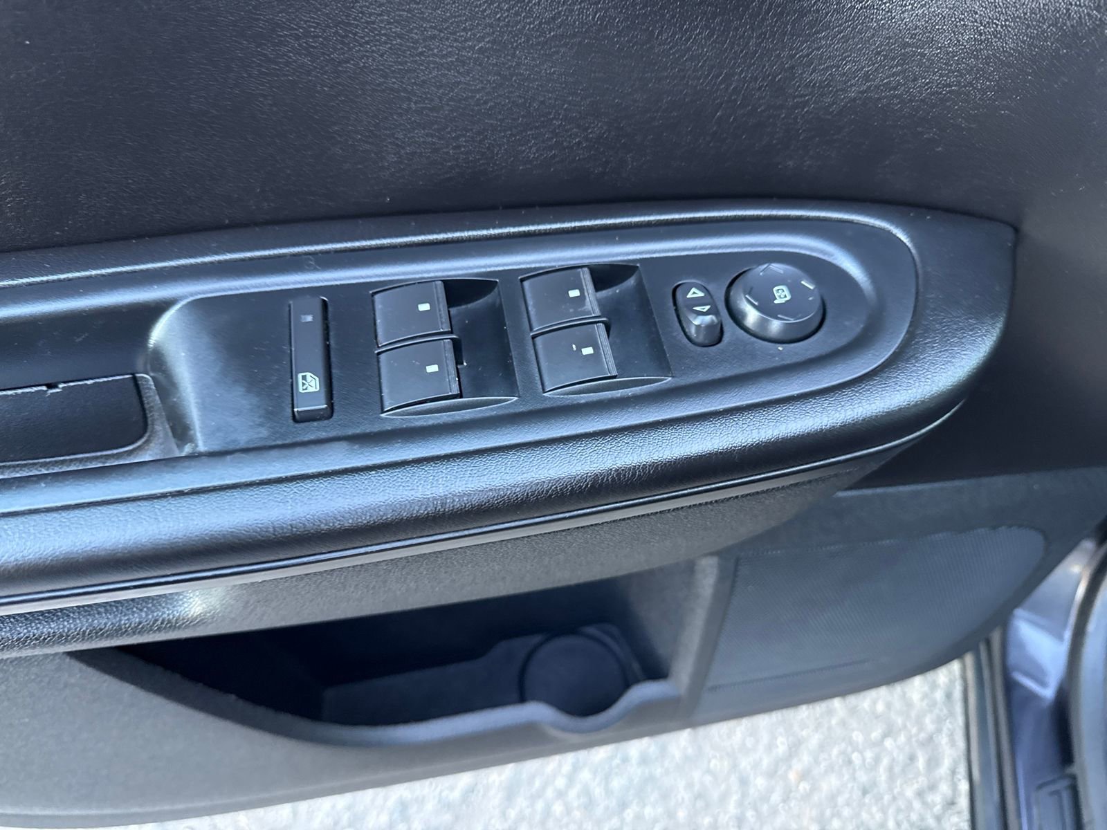 Used 2015 GMC Acadia SLE image 11