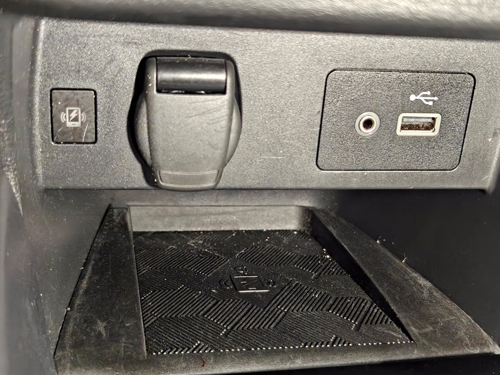 Used 2024 Nissan Versa SV FWD image 9