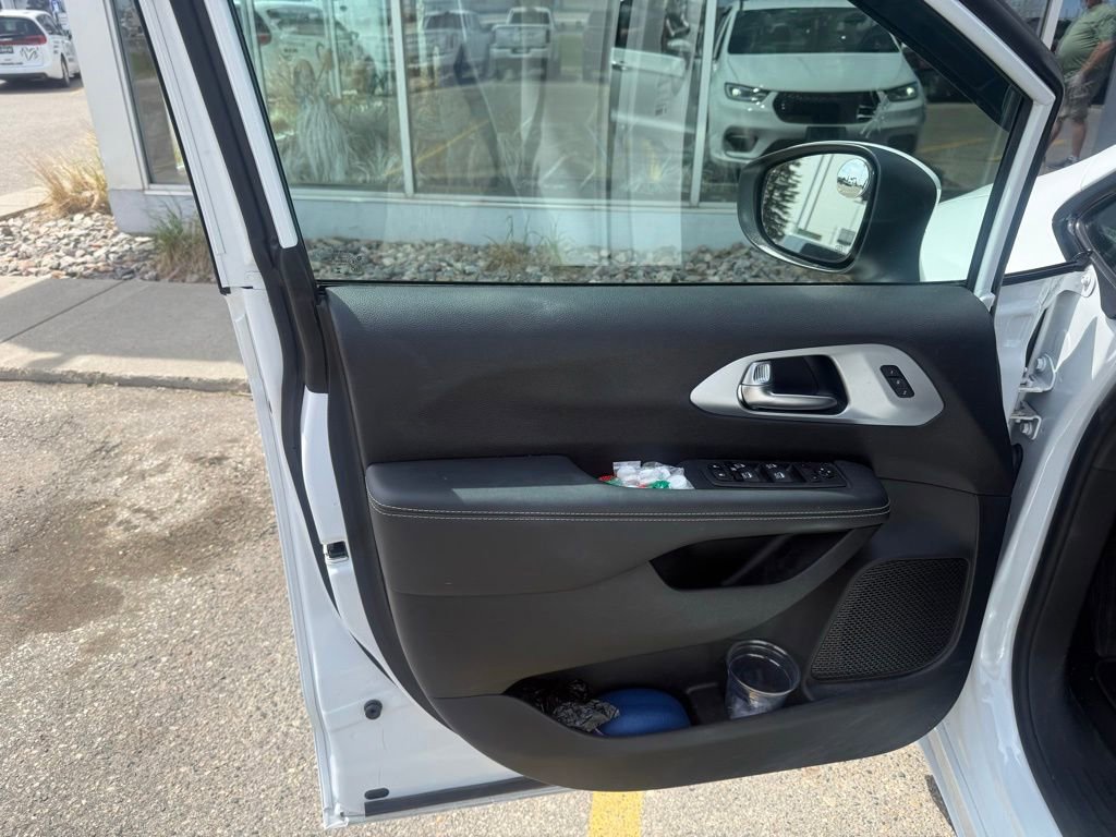 Used 2023 Chrysler Pacifica Touring-L w/ Uconnect Theater Family Group FWD image 9