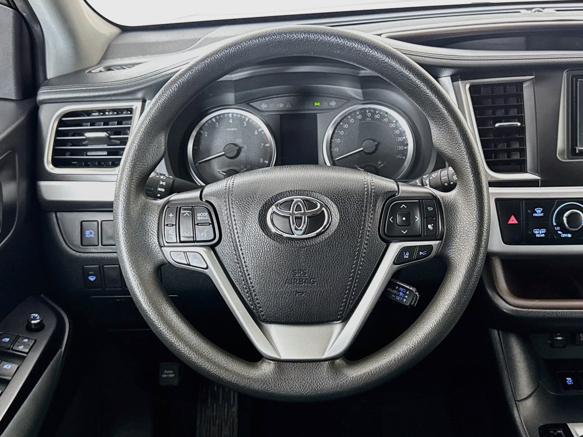 Used 2019 Toyota Highlander LE AWD/4WD image 4