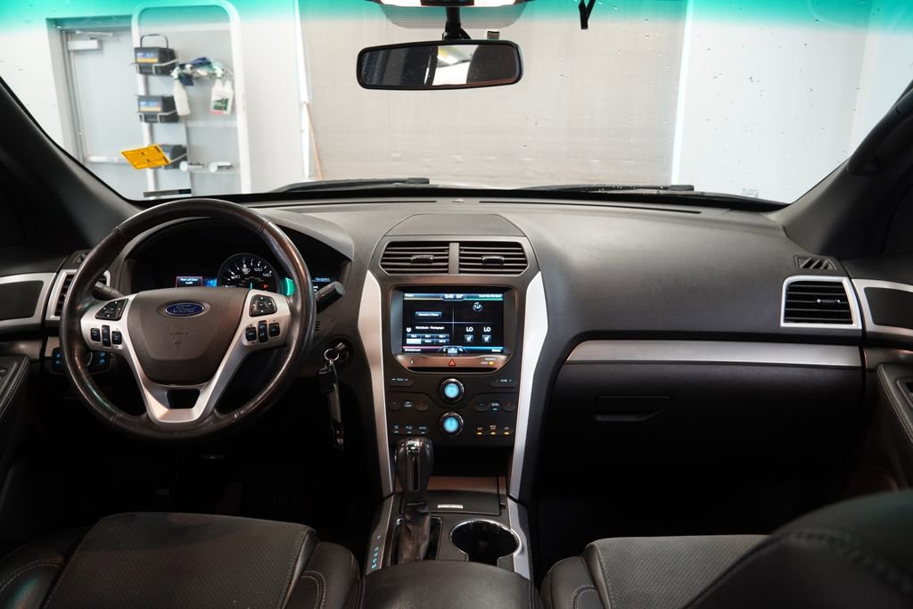 Used 2015 Ford Explorer XLT w/ Equipment Group 202A FWD image 18