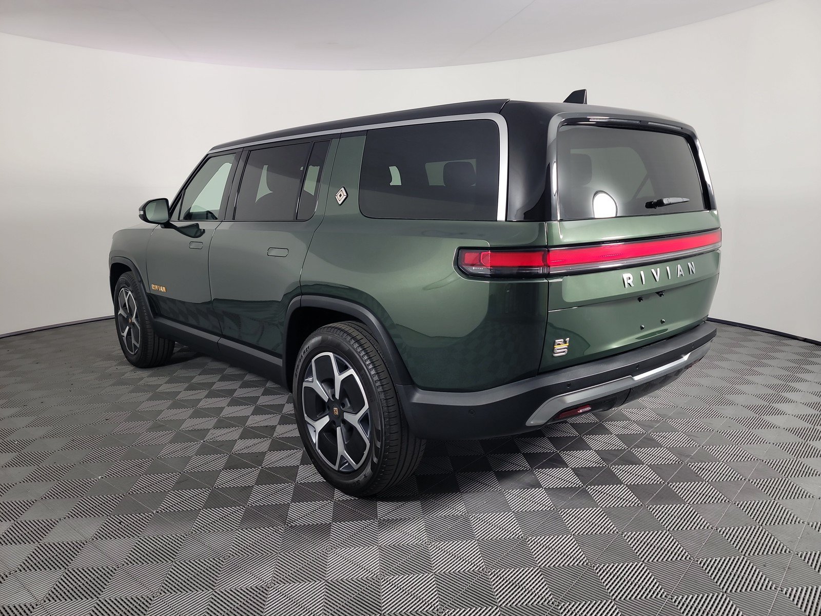 Used 2024 Rivian R1S Adventure AWD/4WD image 3