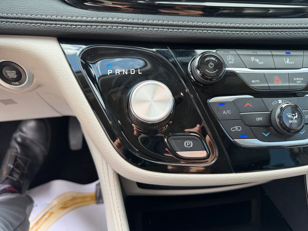 Used 2024 Chrysler Pacifica Limited FWD image 21