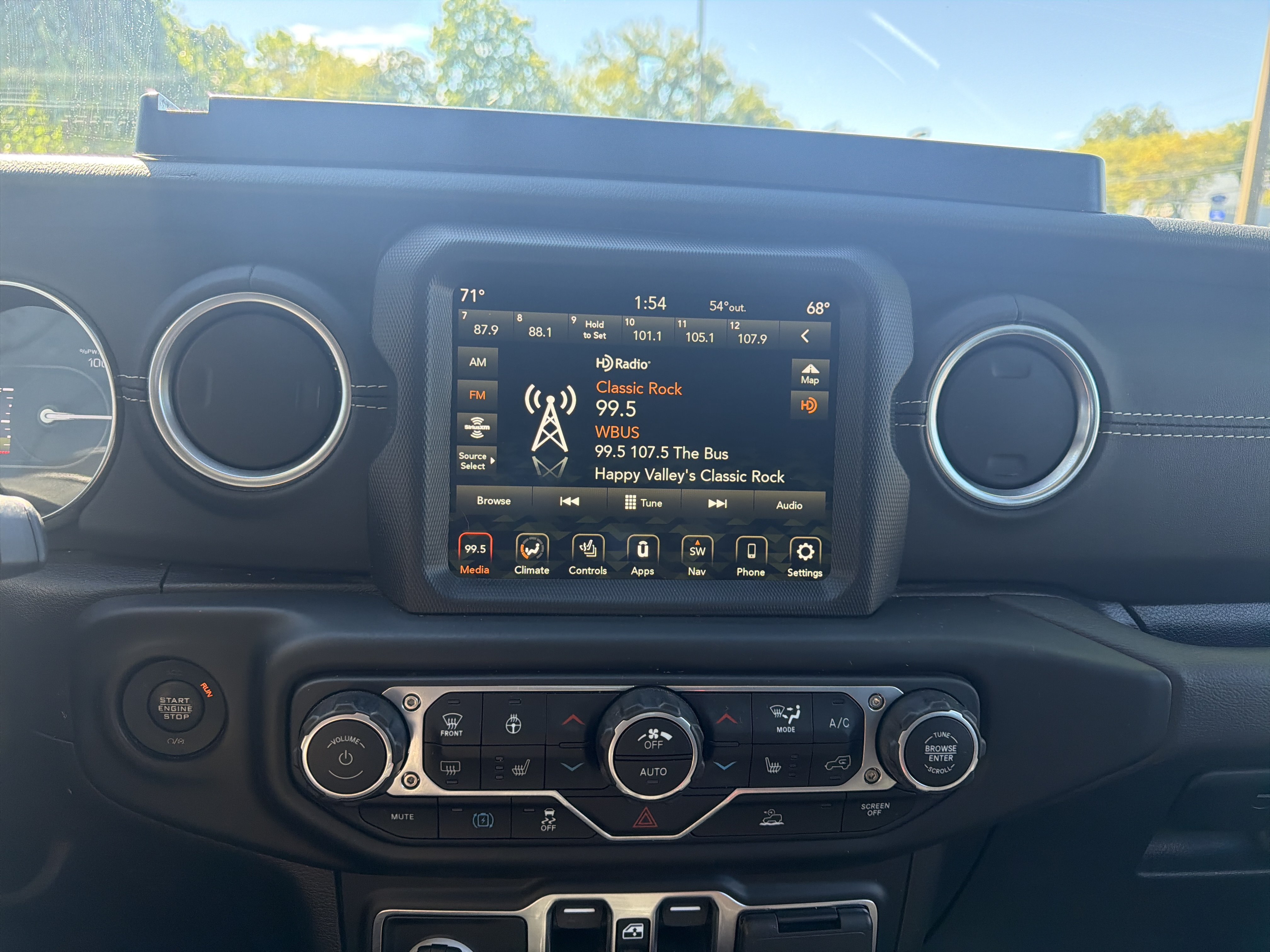 Used 2022 Jeep Wrangler Unlimited Sahara w/ Cold Weather Group AWD/4WD image 25
