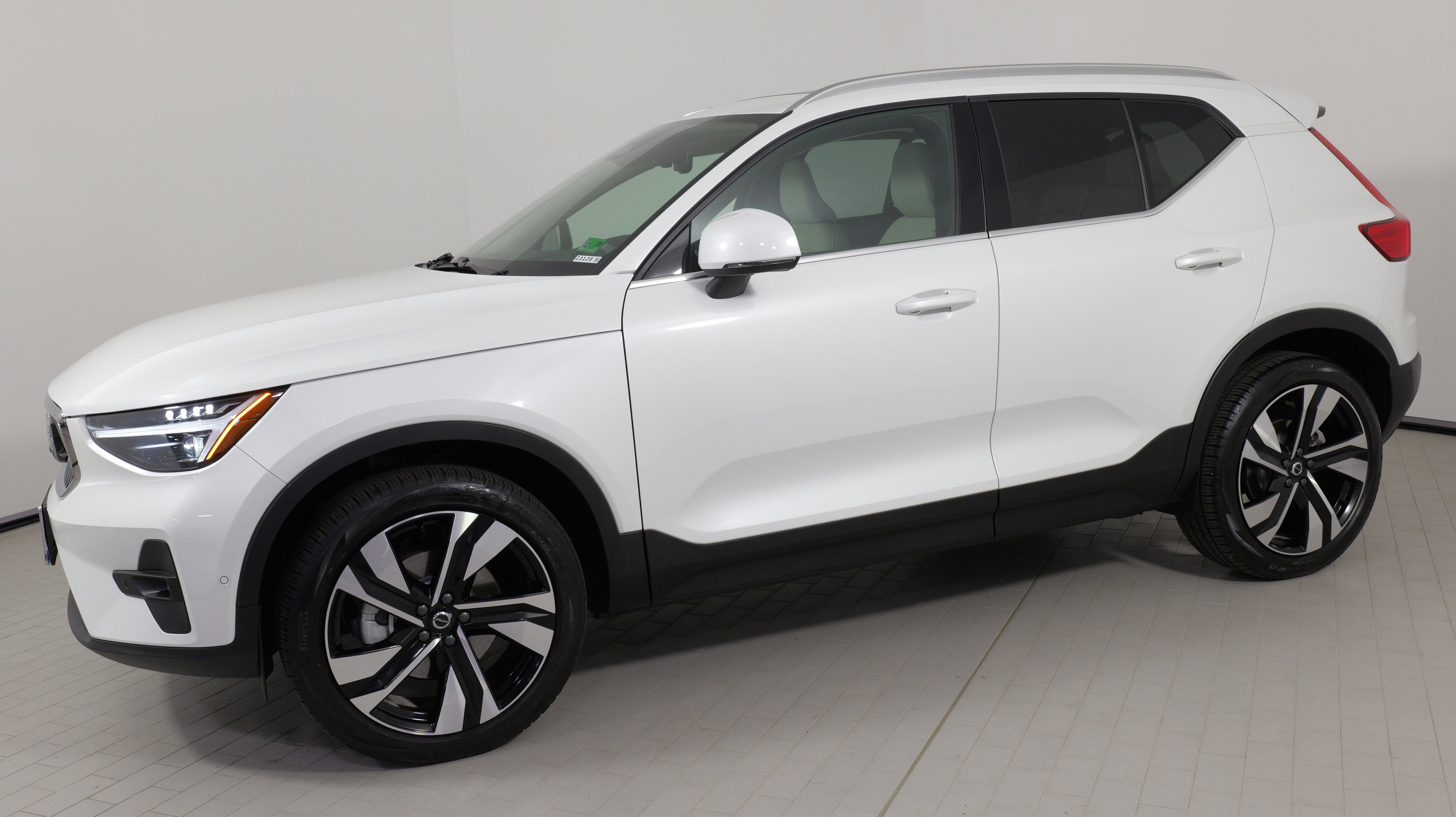Used 2024 Volvo XC40 B5 Plus w/ Climate Package video 1