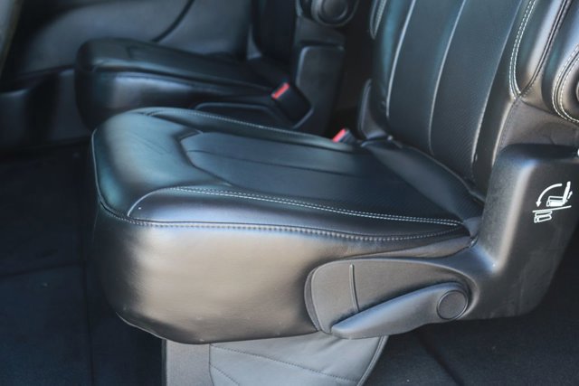 Used 2025 Chrysler Pacifica Select image 13