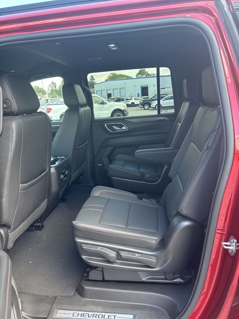 Used 2022 Chevrolet Suburban RST w/ Luxury Package AWD/4WD image 8