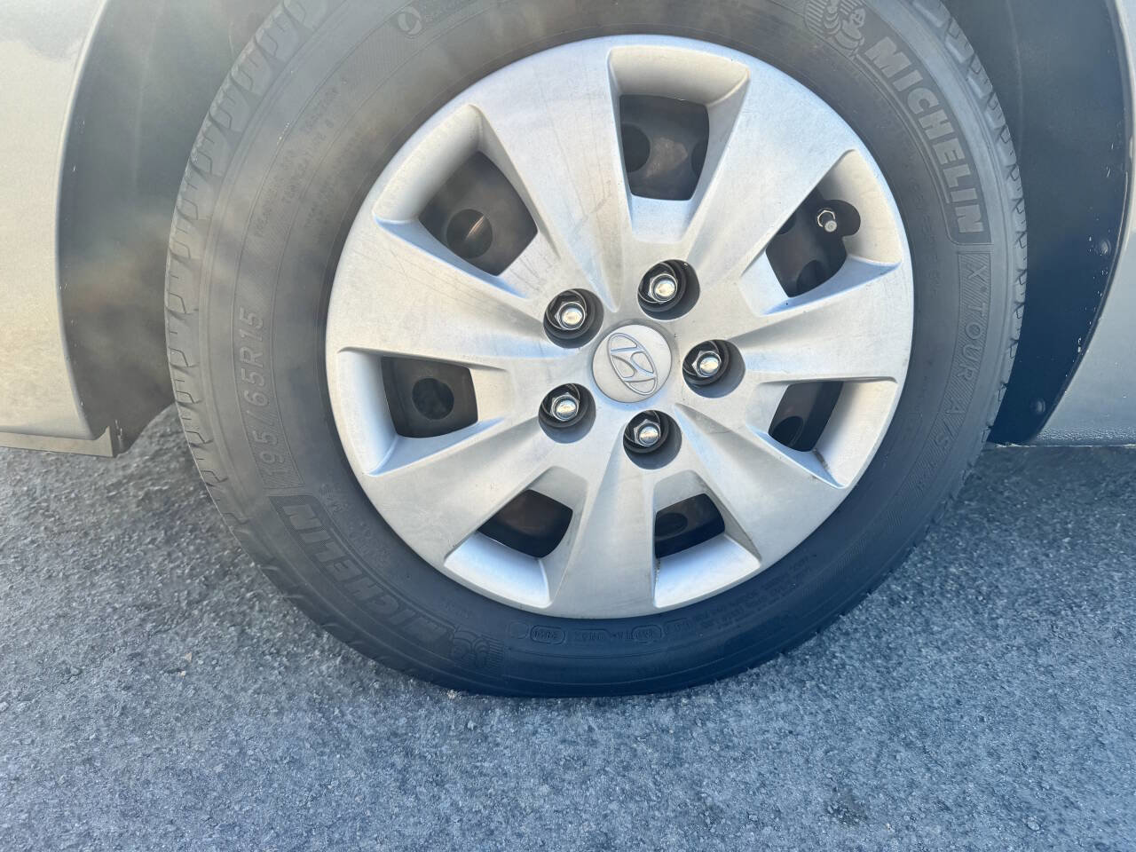 Used 2010 Hyundai Elantra GLS FWD image 15