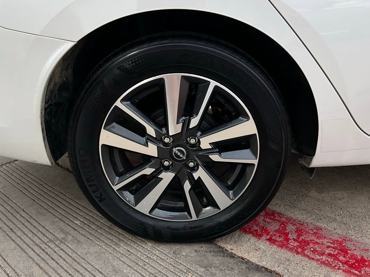 Used 2025 Nissan Versa SV image 9