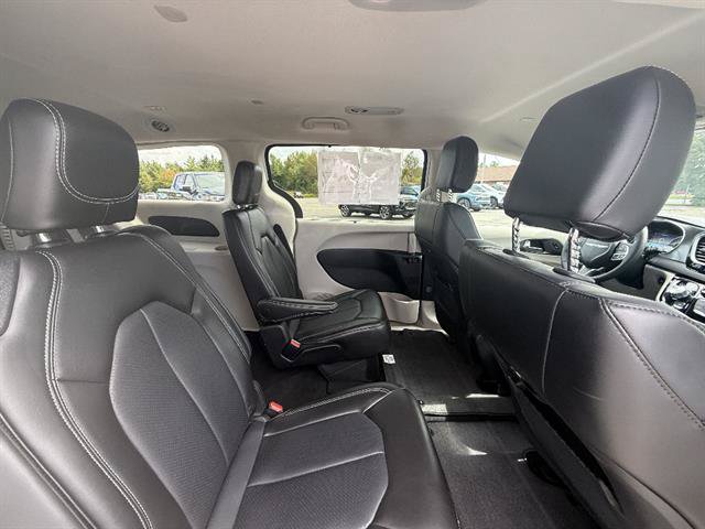 Used 2024 Chrysler Pacifica Touring-L FWD image 15