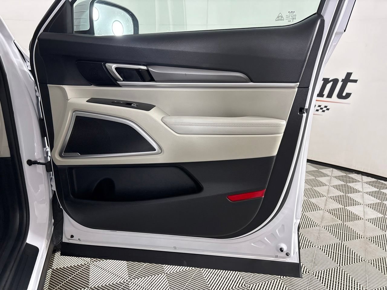Used 2025 Kia Telluride S FWD image 32