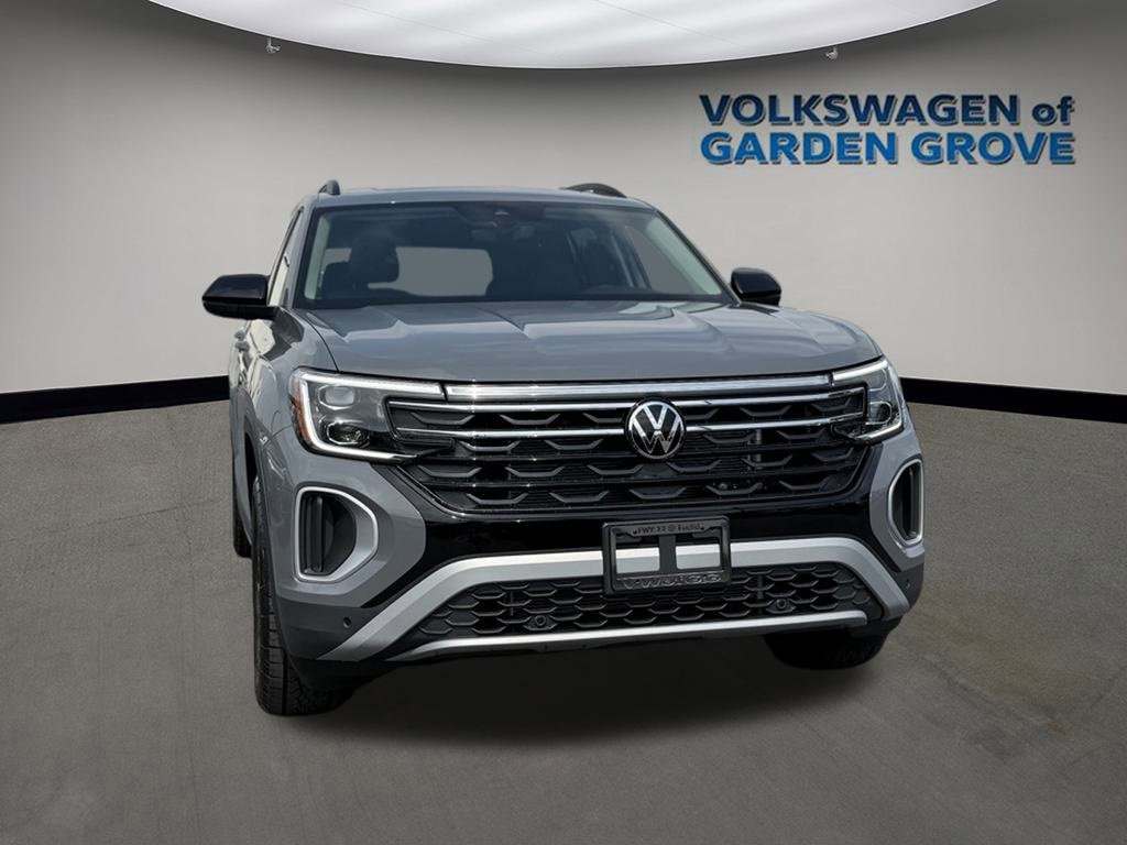 New 2025 Volkswagen Atlas Peak Edition SE image 2
