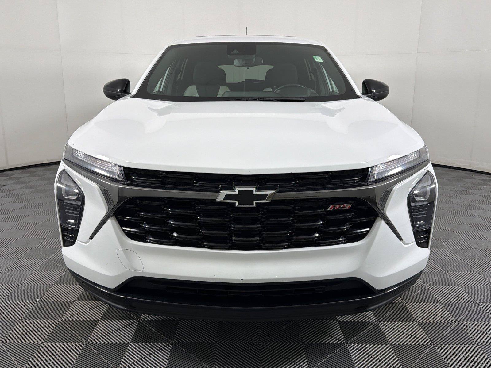 Used 2024 Chevrolet Trax RS w/ Sunroof Package FWD image 2