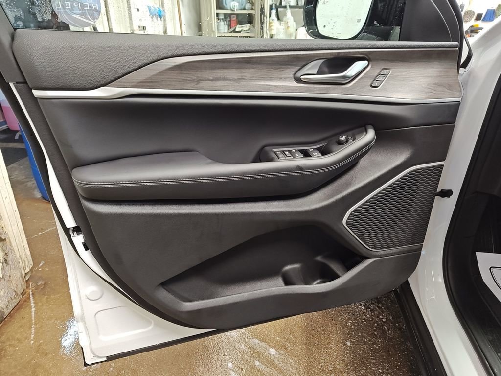 New 2025 Jeep Grand Cherokee L Limited w/ Black Appearance Package AWD/4WD image 16