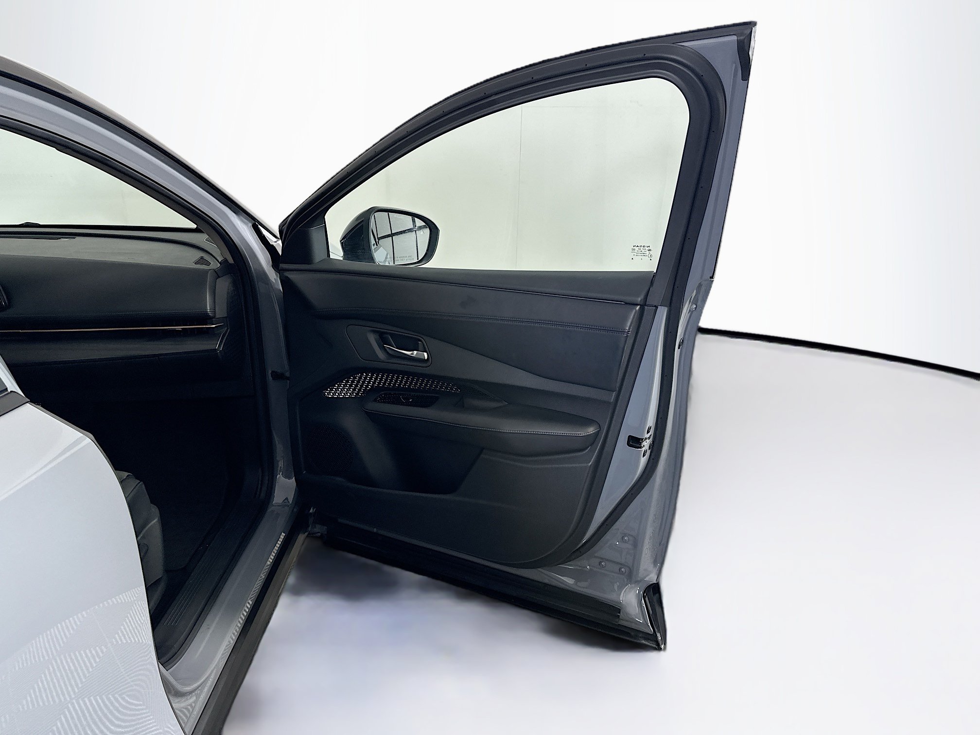 Used 2024 Nissan Ariya FWD image 32