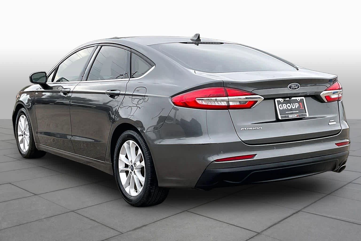 Used 2019 Ford Fusion SE FWD image 12