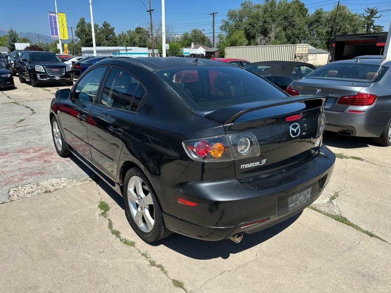 Used 2005 MAZDA MAZDA3 s w/ Moonroof & 6-CD Pkg FWD image 5