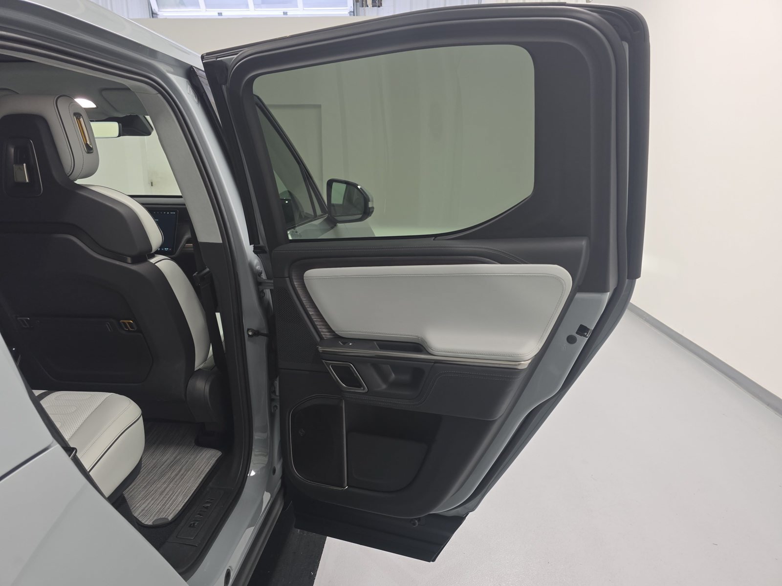 Used 2024 Rivian R1T Adventure Dual AWD/4WD image 19