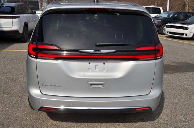 Used 2024 Chrysler Pacifica Touring-L image 7