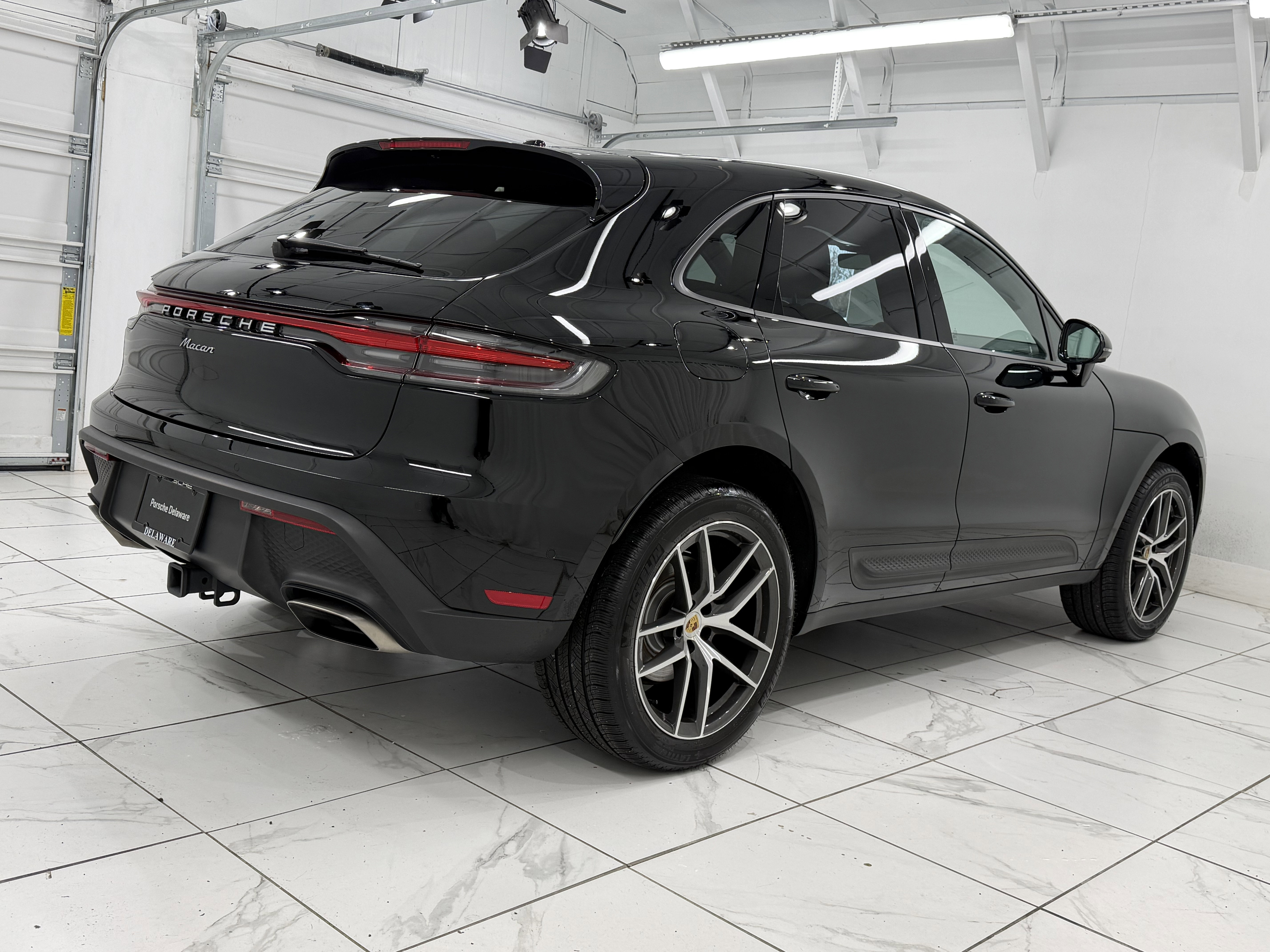 Certified 2025 Porsche Macan image 11