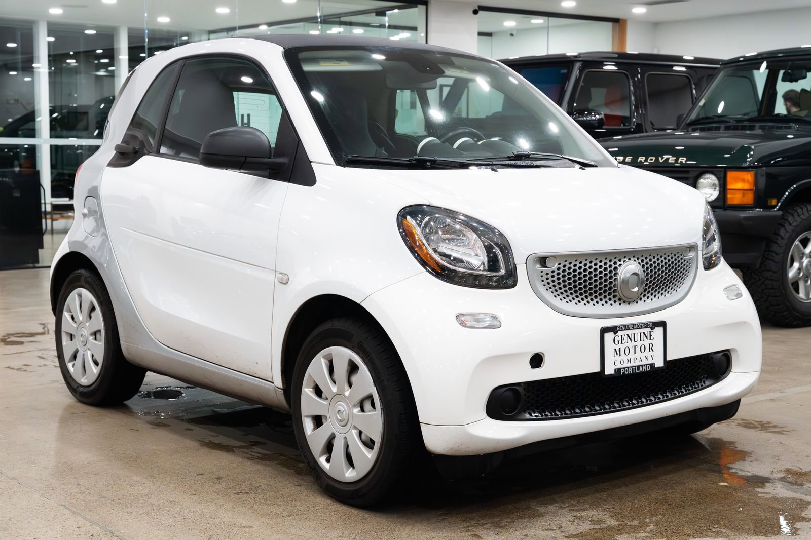 Used 2017 smart fortwo pure image 3