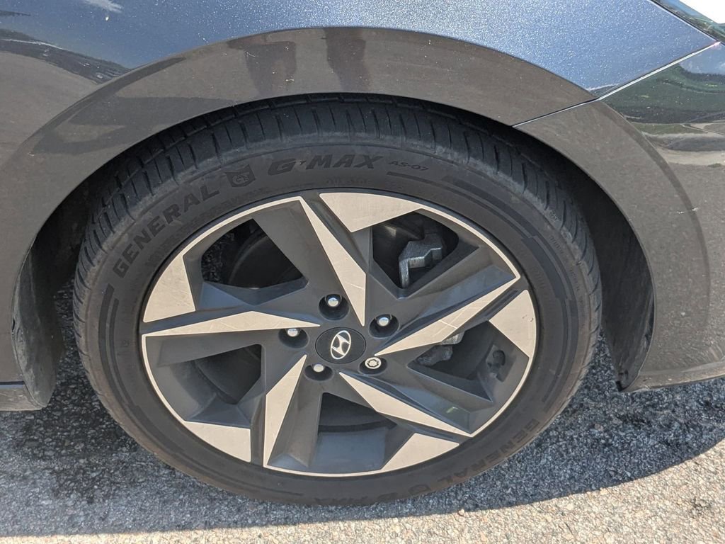 Used 2022 Hyundai Elantra Limited FWD image 13