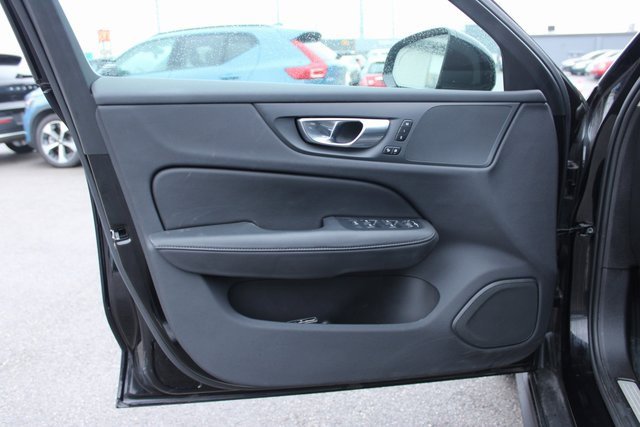 Used 2025 Volvo V60 B5 Cross Country Plus image 10