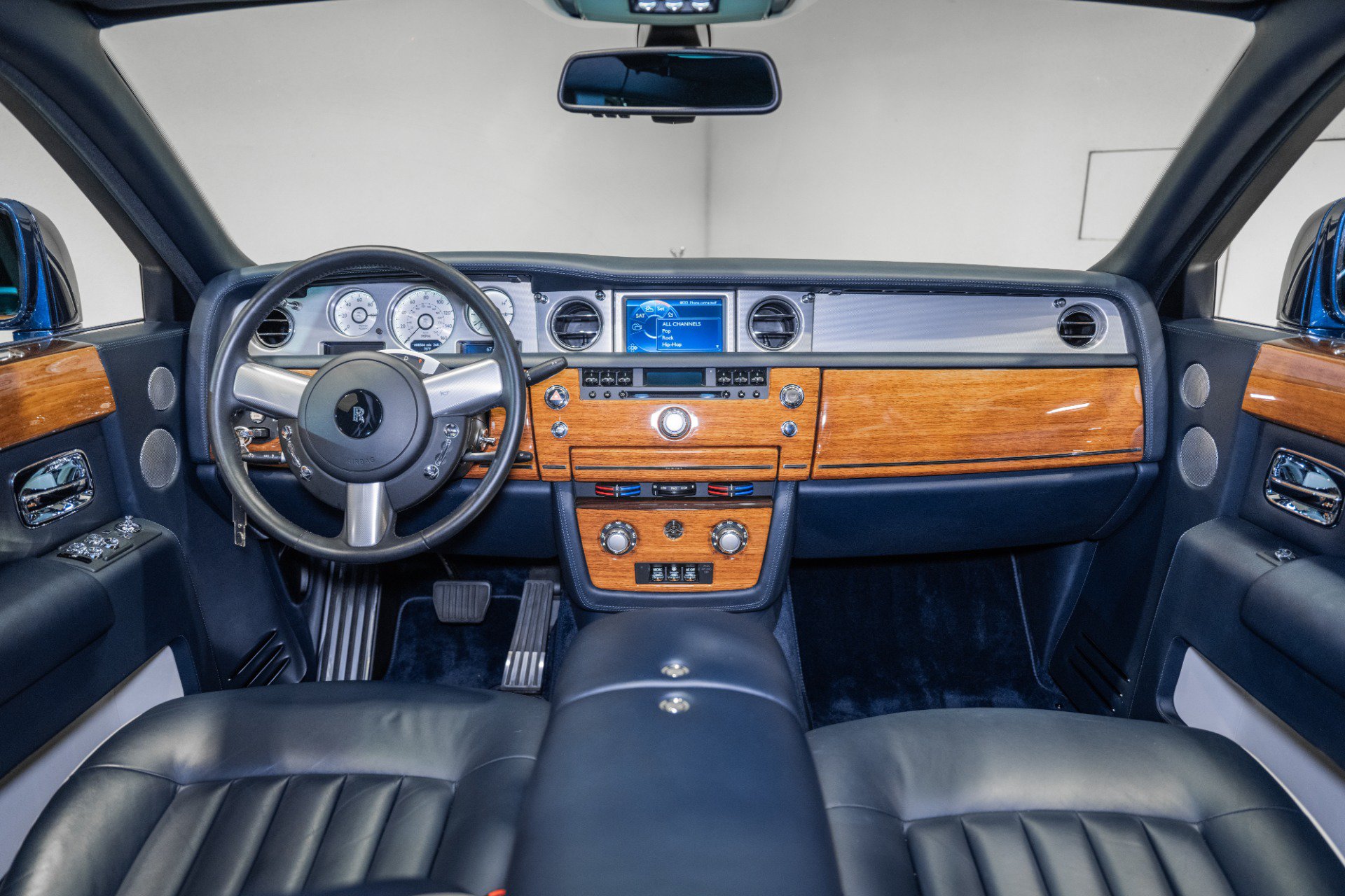 Used 2011 Rolls-Royce Phantom Sedan RWD image 51